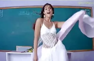 सीधे जॉक कुंवारी चेरी पुराने द्वारा टक्कर लगी है और वह इसे प्यार करता इंग्लिश की सेक्सी मूवी है