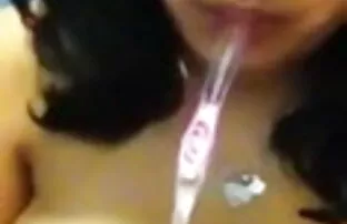 गर्म एशियाई सेक्सी मूवी वीडियो इंग्लिश किशोरों की लड़की सोफे पर masturbates