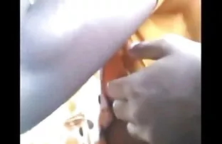 दिखा रहा है उसके गुलाबी होंठ इंग्लिश हिंदी मूवी सेक्सी