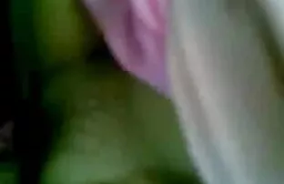 नकली ड्राइविंग स्कूल - इंग्लिश बीपी पिक्चर सेक्सी काले बालों वाली यूरो लड़की के साथ एक कार में गड़बड़