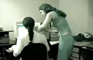 सेक्सी सेक्सी इंग्लिश मूवी फिल्म सचिव और उसके बॉस बिल्ली खाने और कैंची पर डेस्क पर काम