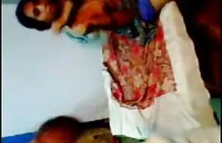 बहुत सेक्सी ब्लू इंग्लिश खूबसूरत श्यामला लड़की उसे खिलौना सवारी