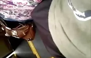 टैटू बेब उसे सह उसके स्तन के बीच सेक्सी इंग्लिश ब्लू