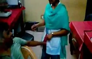 शरारती सुंदर लड़की खुद को उसे सेक्सी मूवी इंग्लिश फिल्म तंग बिल्ली छूत