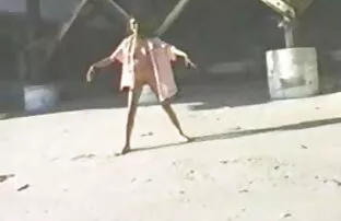 एक बड़ी इंग्लिश सेक्सी पिक्चर वीडियो झाड़ी के साथ सीधे दोस्त